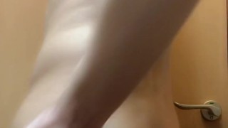 細マッチョがボディチェックしながらオナニーする