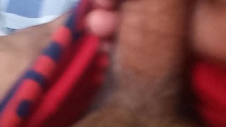 Tinamuran ni tatay ang kanyang briefs na pula.