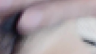 日本人がカメラに向かって射精する。