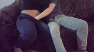 En plena película me da una buena mamada con garganta profunda ¡Se tragó todo mi Vergatron!