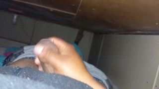 Me masturbo mientras escucho como follan a mi hermana