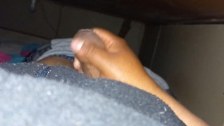 Me masturbo mientras escucho como follan a mi hermana