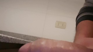 Chileno mastubandose en el baño