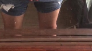 Bailando hasta dedearme solo en casa