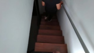 DESCUBRO FUMANDO A MI HERMANASTRA EN LA AZOTEA Y ME PIDE FOLLAR MIENTRAS ME CHUPA LA POLLA PARA NO C