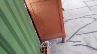 DESCUBRO FUMANDO A MI HERMANASTRA EN LA AZOTEA Y ME PIDE FOLLAR MIENTRAS ME CHUPA LA POLLA PARA NO C