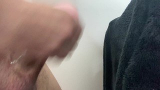Homem se Masturbando com Brinquedo Erótico Buceta e Gozando Gostoso