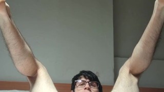 Twink si allarga il buchetto del culo con le dita mentre geme