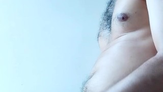 Cachetear su culo hace que su polla se ponga dura