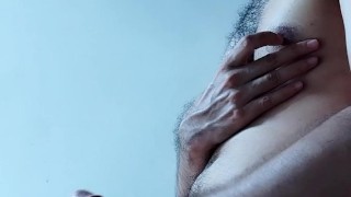 Cachetear su culo hace que su polla se ponga dura