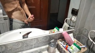 Polla Enorme Depilada Eyacula Masivamente, Gimiendo y Hablandl Bajo