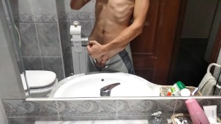 Polla Enorme Depilada Eyacula Masivamente, Gimiendo y Hablandl Bajo