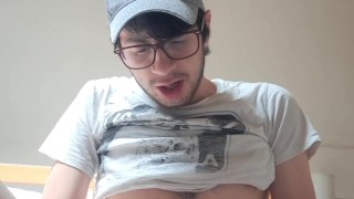 Twink arrapato in calore sborra in quantità enormi sul suo giocattolo erotico (dildo sex toy)