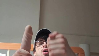 Twink arrapato in calore sborra in quantità enormi sul suo giocattolo erotico (dildo sex toy)