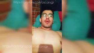 Joven hetero se masturba su verga gruesa al despertar