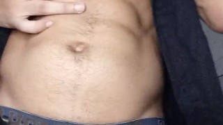 Muscular solo garoto playing himself for you