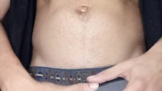 Muscular solo garoto playing himself for you