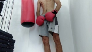 Chico Gay Delgado Con Gran Polla Se Folla al Saco de Boxeo y Se Corre en Los Guantes