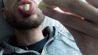 Tiene Tantas Ganas de Chupar una Polla, que le Hace Una Mamada al Plátano con su Boca Sensual