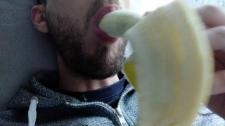 Tiene Tantas Ganas de Chupar una Polla, que le Hace Una Mamada al Plátano con su Boca Sensual