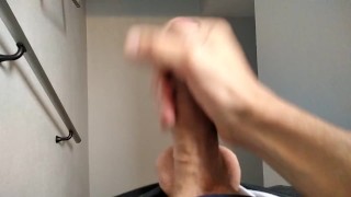 Exhibicionista Se Saca su Gran Polla en el Ascensor y se Pajea en la Escalera de Los Vecinos