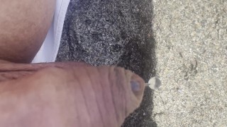 pisser sur la plage chaude