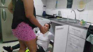 la patrona esta muy rica y cada que pasa cuando estoy haciendo arreglos me muestra su culo
