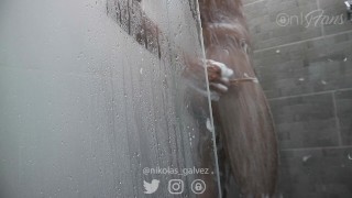 chico duchándose tocándose el culo y el pene masturbándose hasta tener un orgasmo con mucho semen