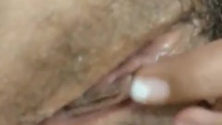 Mi novio esta jugando lol asi que me masturbo en lo que termina su partida