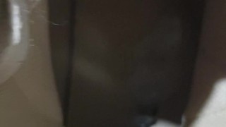 Je me branle avec ma converse et ejacule avec