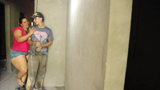 Albañil me deja mamar su polla de 20 cm casi nos pillan