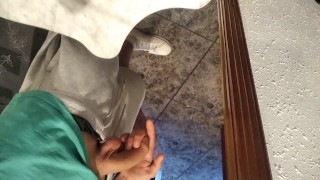 Cachondo se Saca el Pollon en el Ascensor y Despues en la Casa Azota su Verga