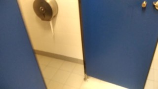 El Chico Cerdo Se Corre en el Baño Publico Mientras Un Desconocido Meando al Lado