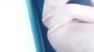 Disfrutando por primera vez un dildo