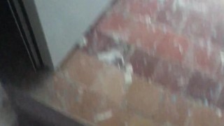 Подрочил там где ходят люди и кончил, дрочу в публичном месте, masturbating in public