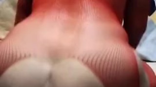 Chico es cogido por dildo gigante 30cm vestido con body rojo