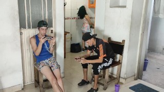 Me Follo A La Novia Zorra De Mi Amigo Mientras El Juega En El Telefono