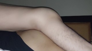 Acabo Dentro de Embarazada de 5 Meses Mientras Ella se Recuesta en la Cama, Acercamiento a Vagina