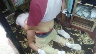 Mi esposo me coge de perrito con mi tanga abierta bien rico