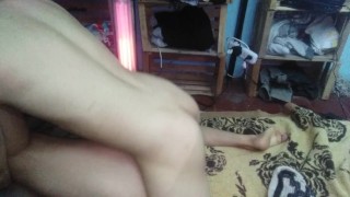 de misionero con mi rica esposa al lado de la estufa