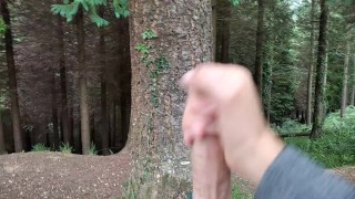 Exhibicionista Pasea Desnudo,Frota Su Pollón con el Arbol,y Su Esperma Sale Despacio