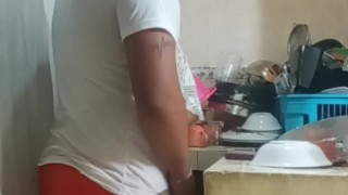Sirvienta follada cuando lava los platos