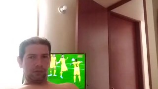 Paja express viendo futbol