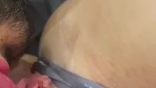 Susuz kalan suriyeli kadınının amını emciklercesine yalıyor 