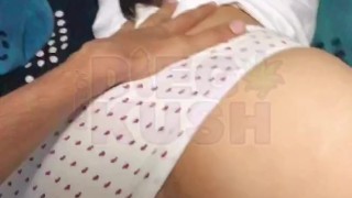 Culiandome a mi hermanastra con sus calzones de corazoncito