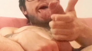 Grande sega al volo di un ragazzo sexy che ama far colare la sua sborra