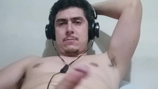 Pedazo de guapo se masturba su gran verga y derrama espesa leche