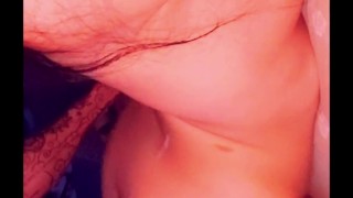 Levanto mi culo para que me la meta