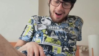 Il ragazzo sexy italiano ama usare lo spazzolino del suo coinquilino per masturbarsi
