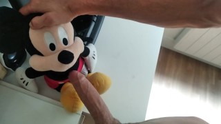 Me Follo a Mickey Mouse y le Doi Unos Pollazos Con Mi Enorme Verga Hasta Correrme